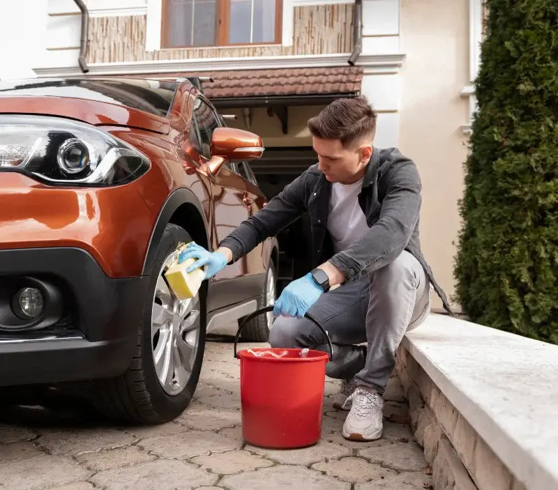 Lavage auto à domicile Saint-Saturnin-lès-Apt : professionnel intervenant sur un véhicule